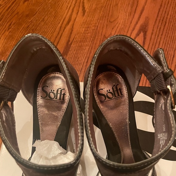 SOFFT leather T-strap booties taupe 10M w/ beautiful black heel. SHARP & sexy. - Picture 7 of 8